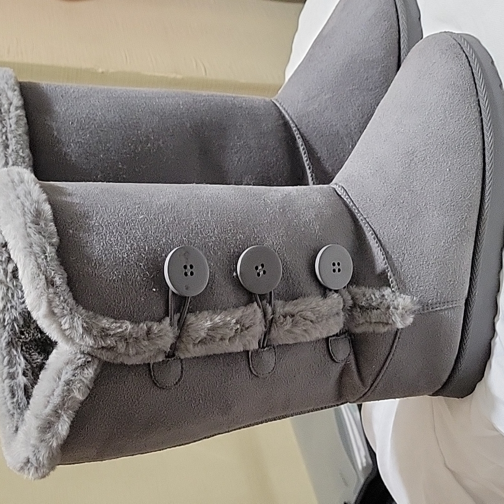Olivia Miller winter boots with fur insulation. Size 8.